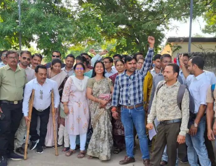 पदोन्नति में देरी पर टीईटी शिक्षकों का प्रदर्शन, 4 अक्टूबर तक का अल्टीमेटम