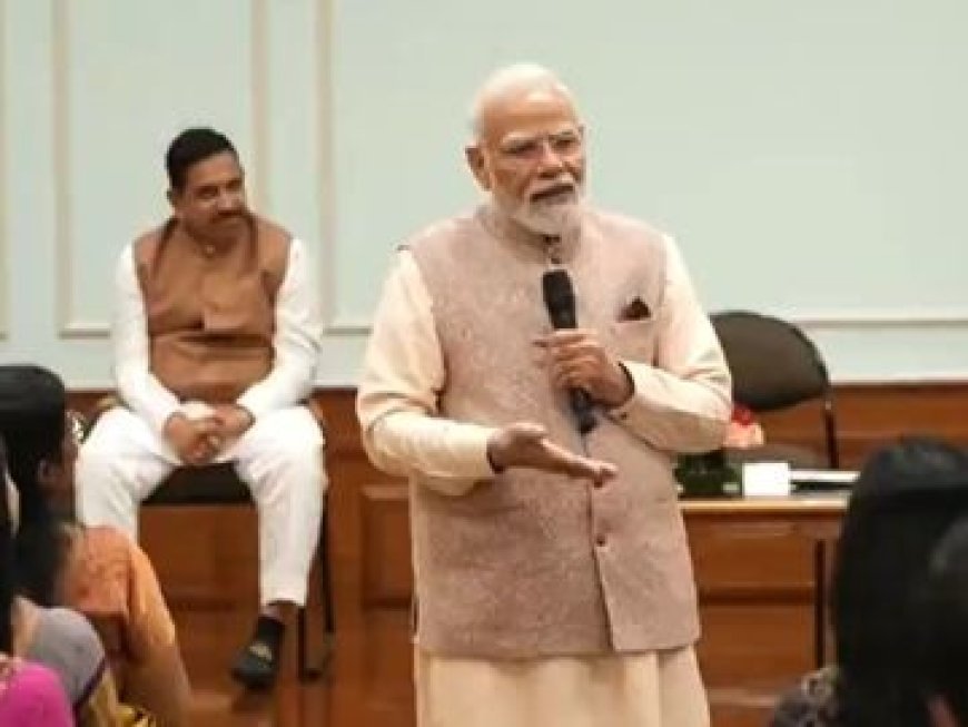 मोदी बोले- बच्चों को स्क्रीन से दूर करना है तो मैदान से जोड़ें