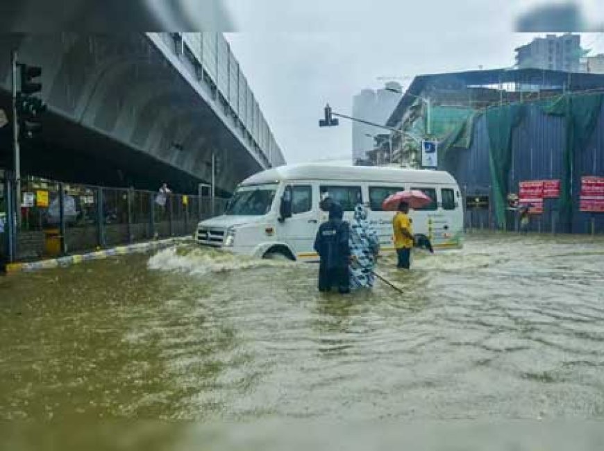 कहीं डूबी सड़कें तो कहीं खिसकी पहाड़ियां, बिहार में 48 लाख लोग बाढ़ से प्रभावित
