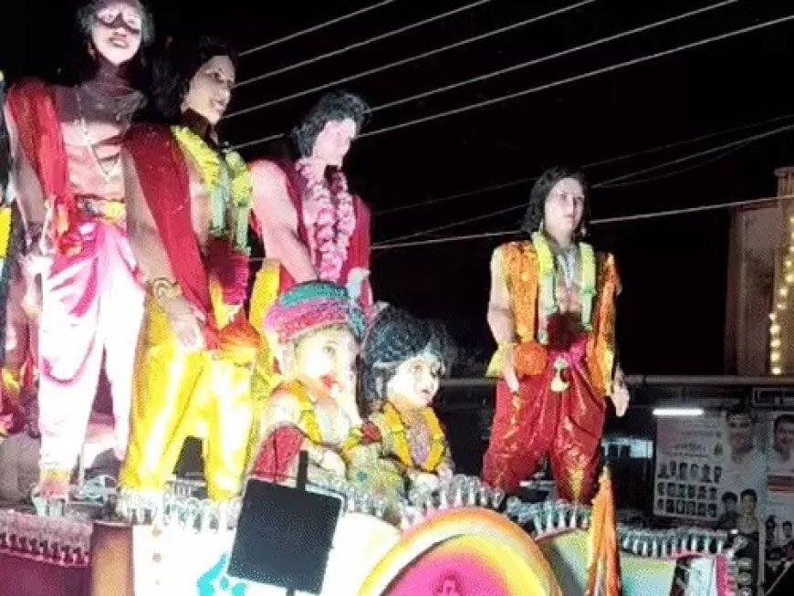 भक्ति, रोशनी और संगीत के बीच निकलीं 35 झांकियां, देर रात तक उमड़ा जनसैलाब