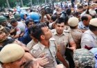 आयोग कार्यालय जाने पर अड़ा विपक्ष, दिल्ली में फिर सड़क पर उतरे 19 दलों के सांसद