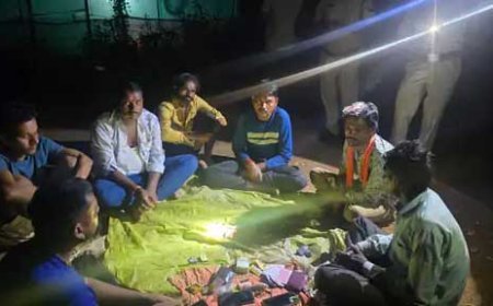 मोबाइल टॉर्च के सहारे खेल रहे थे जुआ, धमधा पुलिस ने 7 को पकड़ा