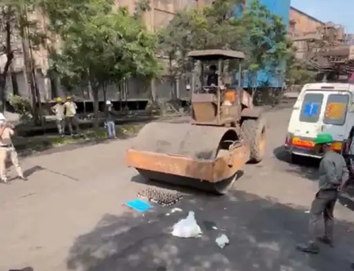 भट्ठी में धधक उठा 415 किलो गांजा, रोड रोलर ने कुचली 637 नशीली दवाइयां