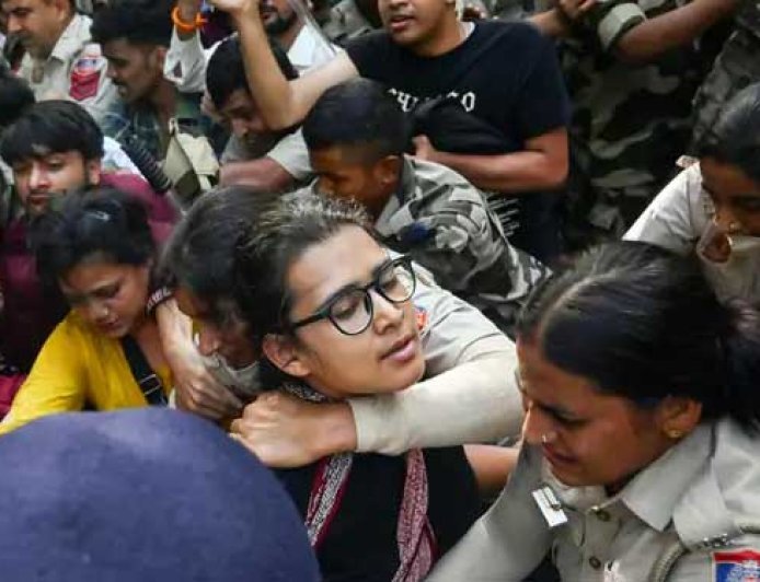 महिला पत्रकारों के आरोपों से गरमाया जंतर-मंतर, दिल्ली पुलिस ने जांच क्राइम ब्रांच को सौंपीमहिला पत्रकारों के आरोपों से गरमाया जंतर-मंतर, दिल्ली पुलिस ने जांच क्राइम ब्रांच को सौंपी