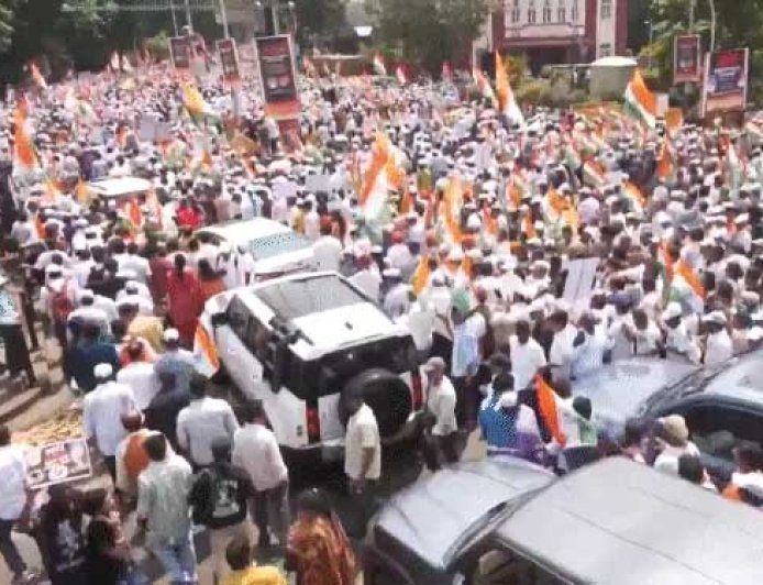 SIR के विरोध में साथ आए उद्धव-राज ठाकरे, मुंबई में हजारों समर्थकों का मार्च