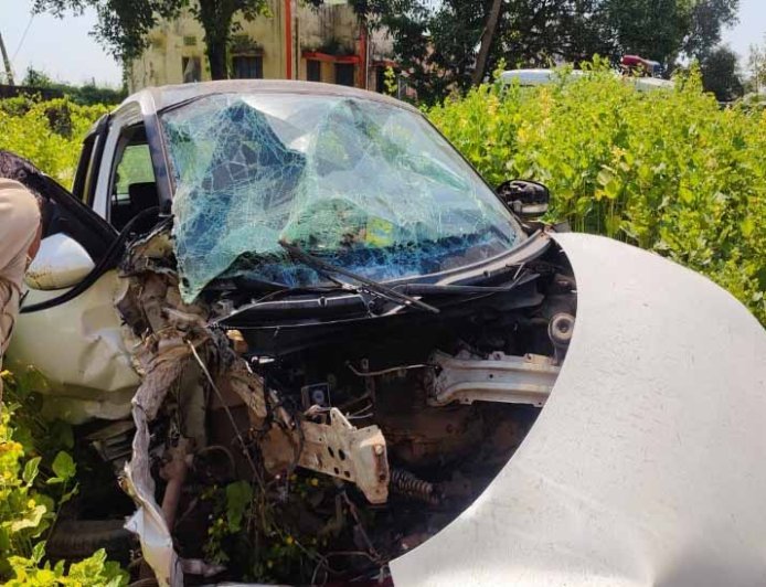 सड़क पर दो हादसे, 5 जिंदगियां खत्म: राजनांदगांव में कार पुलिया से भिड़ी तो बालोद में ट्रक से टकराई बाइक