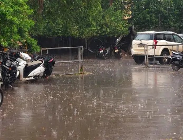 धूप के बीच अचानक बरसे बादल, दुर्ग में ओलावृष्टि के साथ तेज बारिश