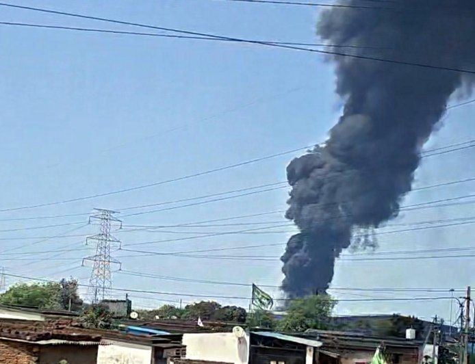ब्रेकिंग न्यूज : केमिकल फैक्ट्री में आग से मचा हड़कंप, ड्रम फटने से लगातार होते रहे धमाके