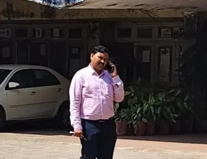 कोर्ट का आदेश लेकर पहुंचे कुलसचिव, अपने ही दफ्तर में नहीं मिला प्रवेश