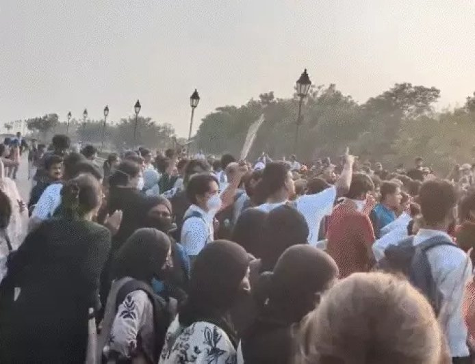 जंतर-मंतर तक नहीं पहुंच सके प्रदर्शनकारी, कई नेता हिरासत में