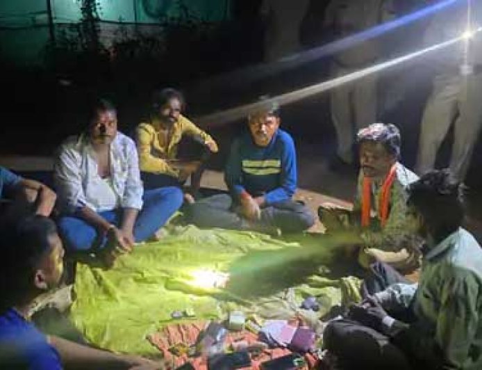 मोबाइल टॉर्च के सहारे खेल रहे थे जुआ, धमधा पुलिस ने 7 को पकड़ा