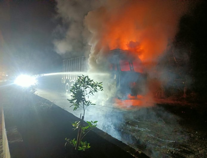 भिलाई-3 के उम्दा में ट्रक आग की चपेट में, लाखों के नुकसान की आशंका