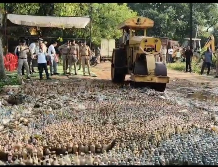 11 थानों के 294 आबकारी मामलों में जब्त 34 हजार लीटर शराब नष्ट, न्यायालय के आदेश पर हुई कार्रवाई