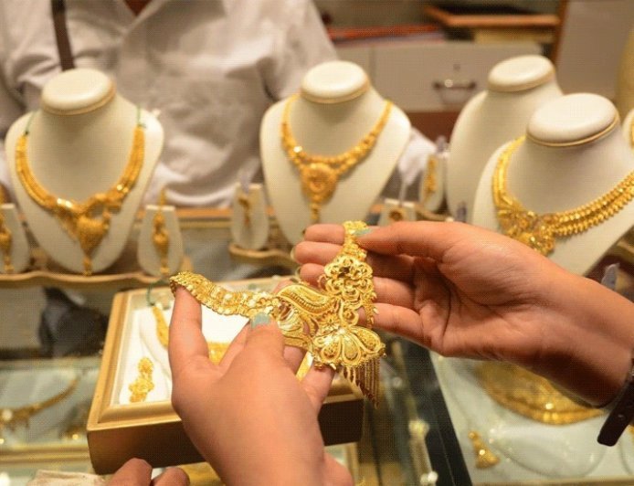 एक सप्ताह में सोने-चांदी की चमक फीकी, सोना करीब 4,800 और चांदी 16,500 रुपए सस्ती