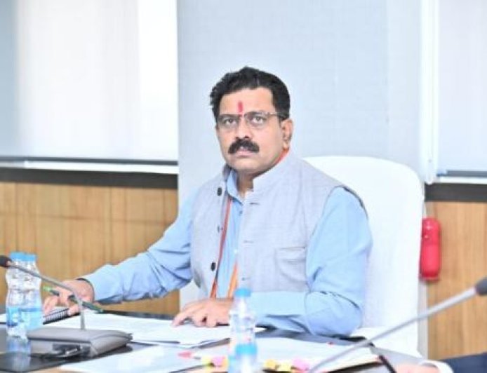 उप मुख्यमंत्री विजय शर्मा के निर्देश पर पीएम जनमन आवास में ठगी करने पर ठेकेदार शेख निजामुद्दिन उर्फ निक्की खान के विरुद्ध एफआईआर दर्ज