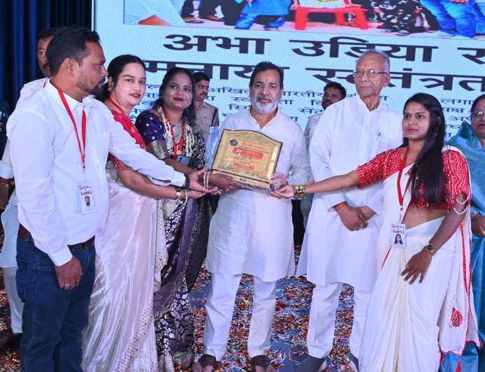 नुआखाई महोत्सव में बिखरी छत्तीसगढ़-ओडिशा की सांस्कृतिक रंगत, एकता के संदेश से गूंजा कला मंदिर