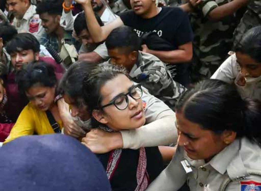 महिला पत्रकारों के आरोपों से गरमाया जंतर-मंतर, दिल्ली पुलिस ने जांच क्राइम ब्रांच को सौंपीमहिला पत्रकारों के आरोपों से गरमाया जंतर-मंतर, दिल्ली पुलिस ने जांच क्राइम ब्रांच को सौंपी