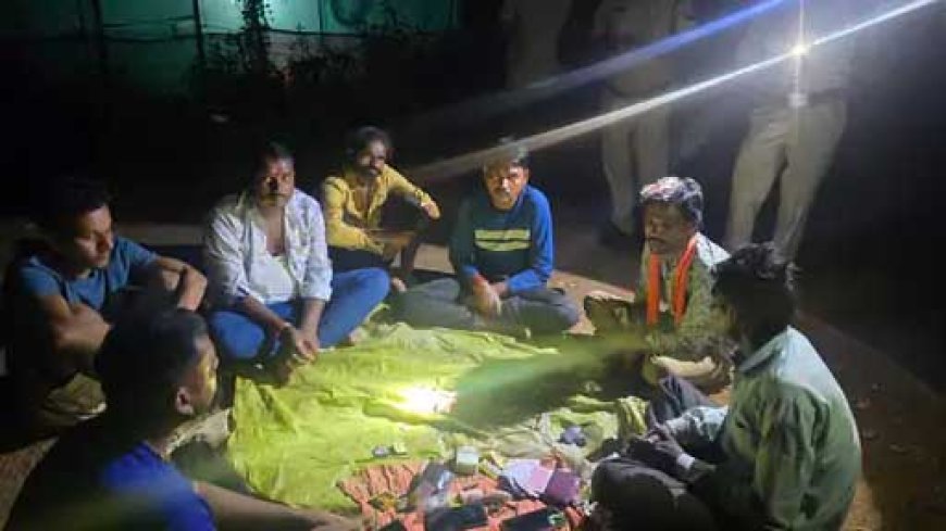 मोबाइल टॉर्च के सहारे खेल रहे थे जुआ, धमधा पुलिस ने 7 को पकड़ा