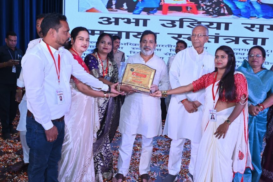 नुआखाई महोत्सव में बिखरी छत्तीसगढ़-ओडिशा की सांस्कृतिक रंगत, एकता के संदेश से गूंजा कला मंदिर
